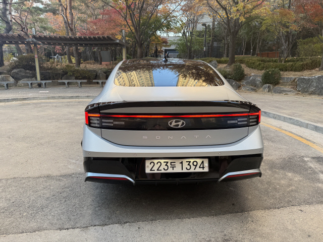 스포티한 요소들이 돋보이는 쏘나타 디 엣지 후면부.